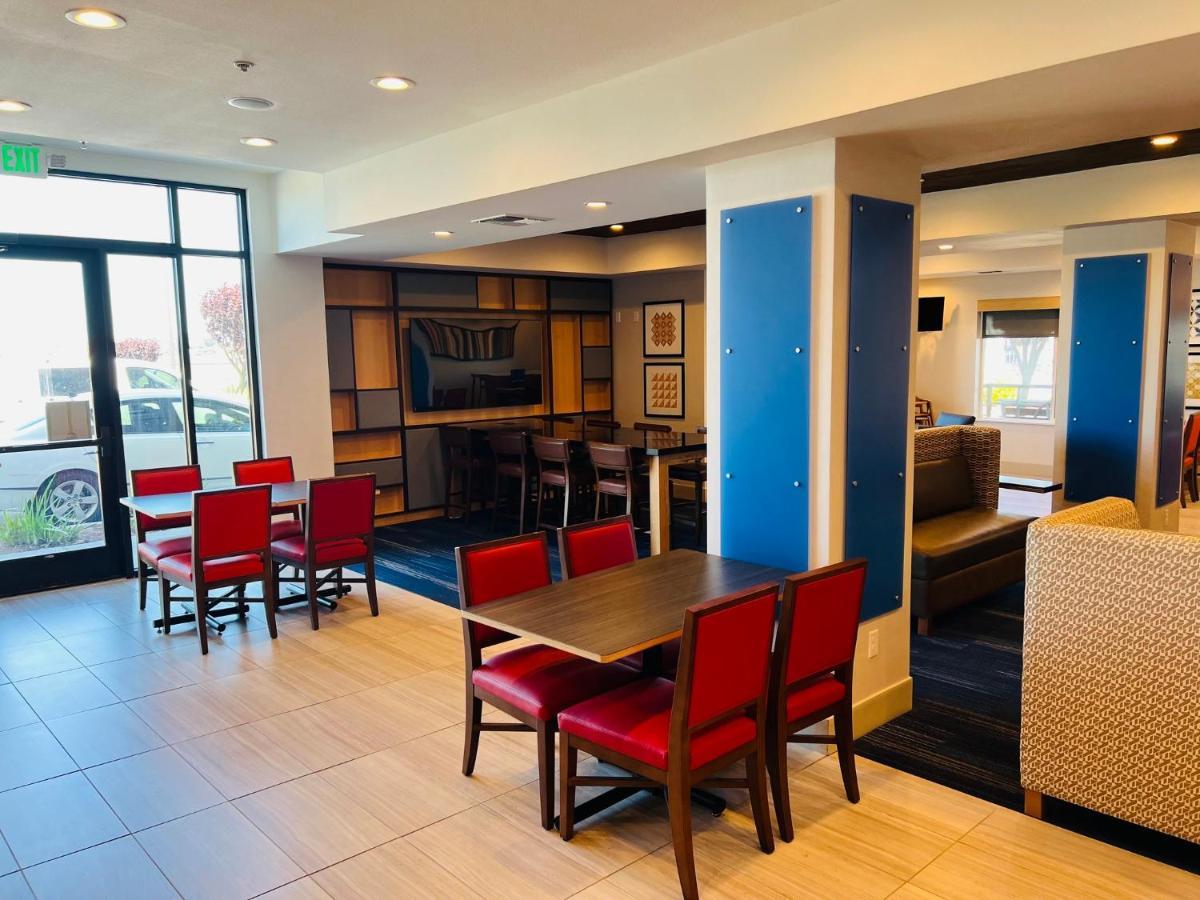 Holiday Inn Express & Suites Salinas By Ihg Buitenkant foto