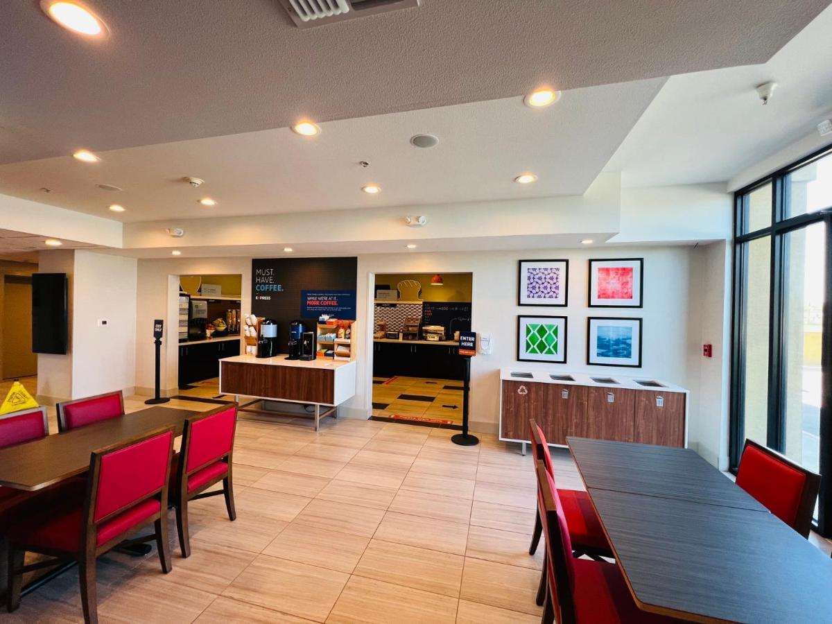 Holiday Inn Express & Suites Salinas By Ihg Buitenkant foto